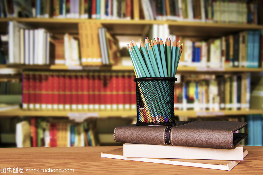 空木桌與現代圖書館 圖書作為橋梁的沉思